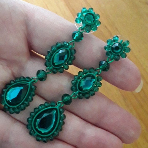 Gorgeous Emerald Green Teardrop Dangle Earrings - Picture 3 of 9